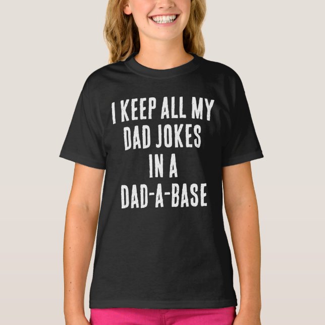 CAMISETA EU GUARDO TODAS AS MINHAS PIADAS DE PAI EM UMA BAS (Frente)