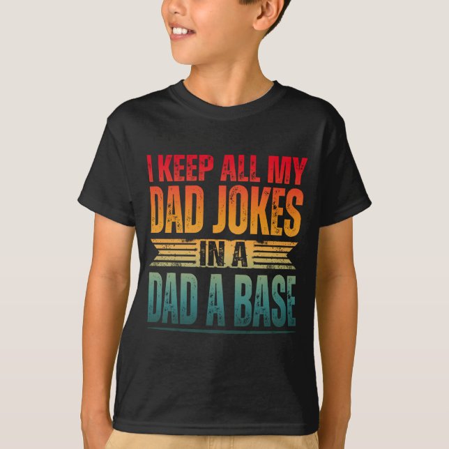 CAMISETA EU GUARDO TODAS AS MINHAS PIADAS DE PAI EM UMA BAS (Frente)