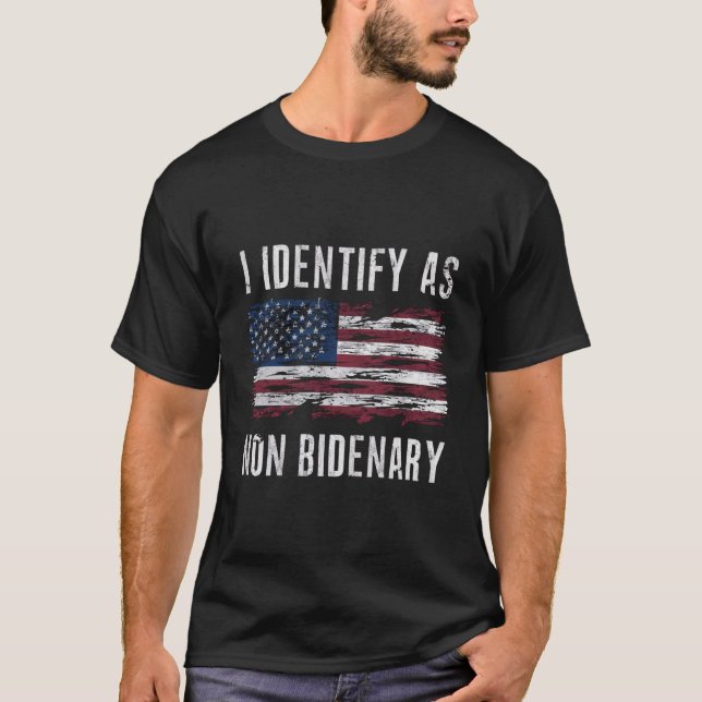 Camiseta Eu Identifico Como Bandeira Patriota Americana Não (Frente)