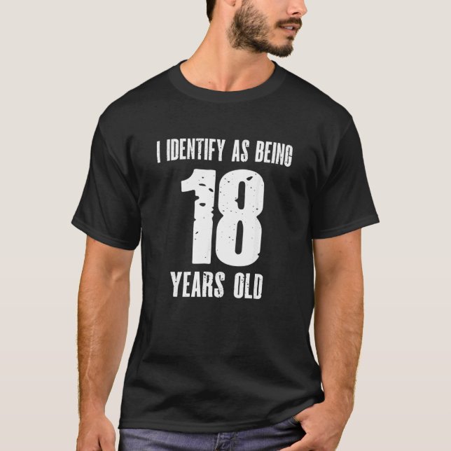 Camiseta Eu Identifico Como Sendo 18 Anos 18 Anos 18 Anos (Frente)