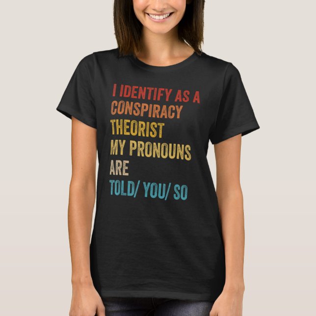 Camiseta Eu Identifico Como Teórico Da Conspiração Os Meus  (Frente)