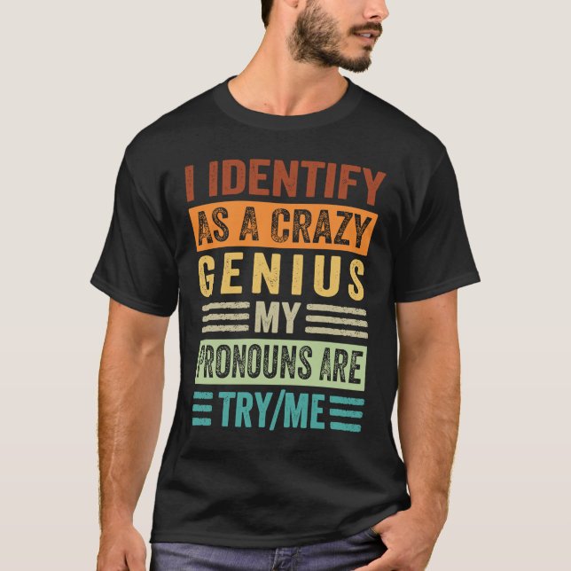 Camiseta Eu Identifico Como Um Gênio Louco Que Meus Pronunc (Frente)