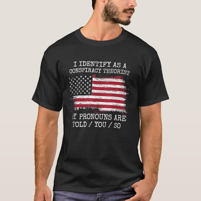 Camiseta Eu Identifico Como Um Teórico Da Conspiração Os Pr (Frente)