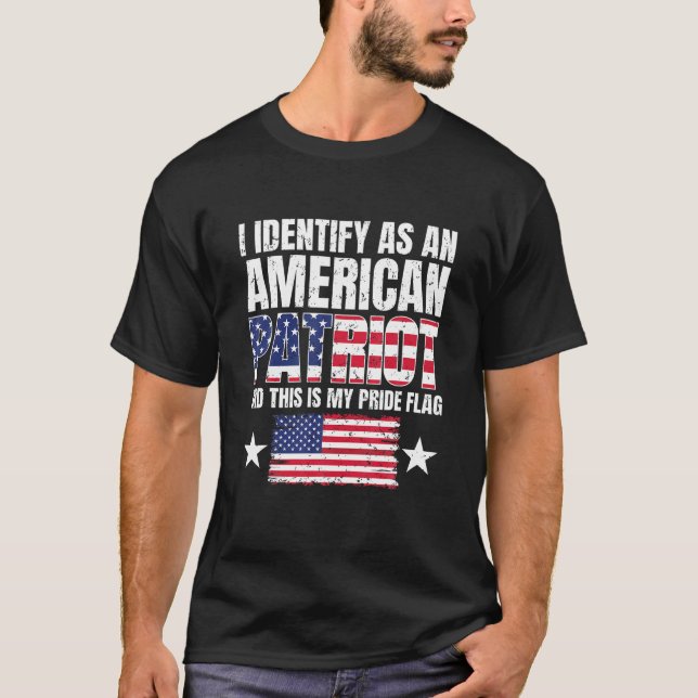 Camiseta Eu Identifico-Me Como Patriota Americano E Este É  (Frente)