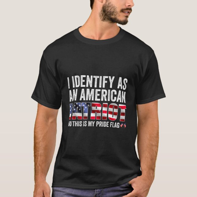 Camiseta Eu Identifico-Me Como Patriota Americano E Este É  (Frente)