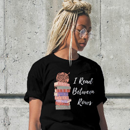 Camiseta Eu Leio Entre Fileiras Livro Amante de Crochê Tric