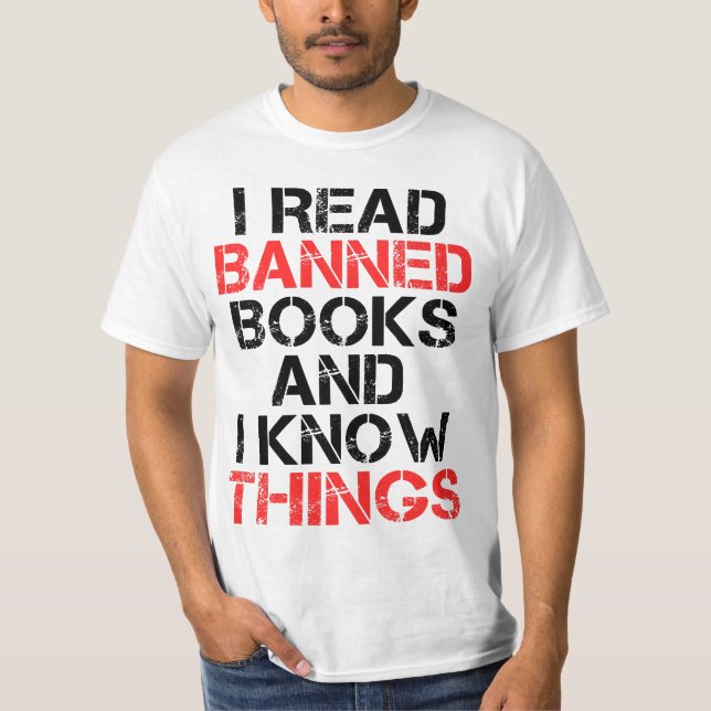 Camiseta Eu Leio Livros Proibidos E Eu Sei Coisas  (Frente)