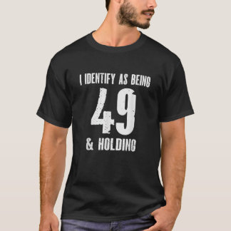 Camiseta Eu Me Identifico Como Tendo 49 Anos De Idade Fazen