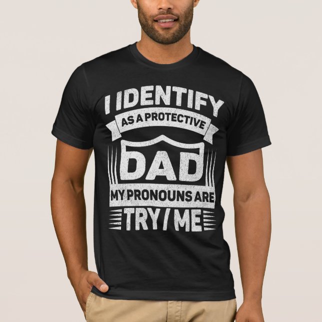 Camiseta Eu Me Identifico Como Um Pai Protetor Meus Pronome (Frente)