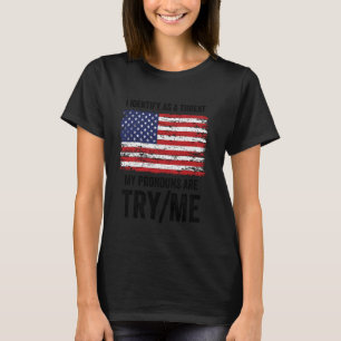 Camiseta Eu Me Identifico Como Uma Ameaça Meus Pronomes São