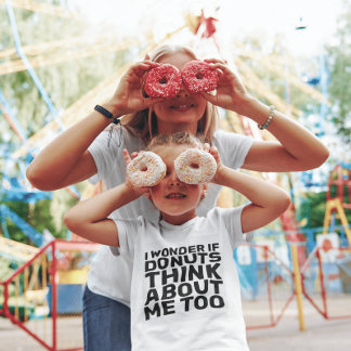 CAMISETA EU ME PERGUNTO SE AS ROSQUINHAS PENSAM EM MIM TAMB