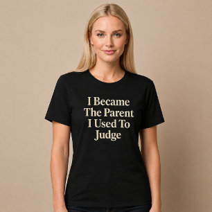 Camiseta Eu Me Tornei o Pai/Mãe que Costumava Julgar Mamãe 