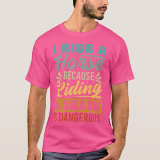 Camiseta Eu monto um cavalo porque montar um tubarão é peri