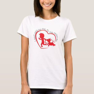 Camiseta eu não ando com meu cachorro, meu cachorro anda co