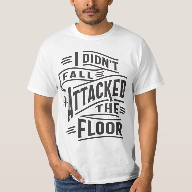 Camiseta Eu não caí, eu atacei o chão (Frente)