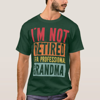 Camiseta Eu não estou aposentado sou uma vovó profissional 