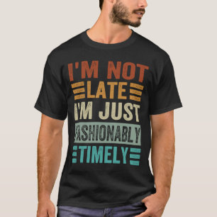 Camiseta Eu não estou atrasado Eu estou apenas modestamente