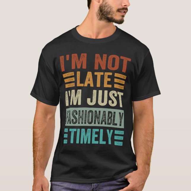 Camiseta Eu não estou atrasado Eu estou apenas modestamente (Frente)