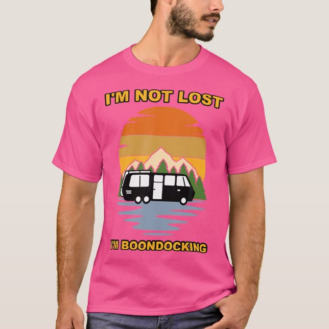 Camiseta Eu Não Estou Perdido, Estou Boondocking Camp Boond (Frente)