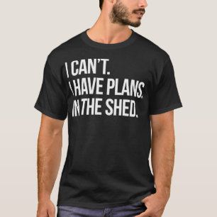 Camiseta Eu não posso ter planos no tímido galpão de ferram