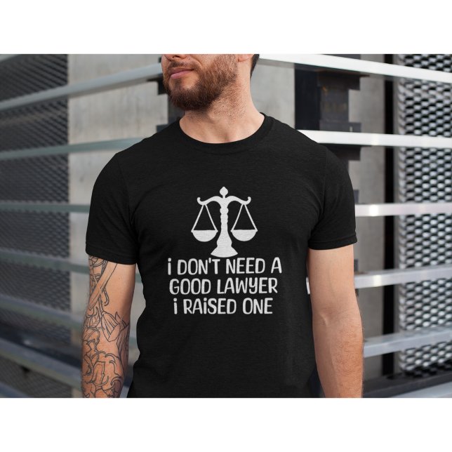 Camiseta Eu não preciso de um bom advogado, graduado, engra (Criador carregado)