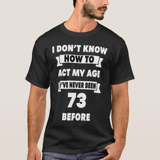 Camiseta Eu não sei como agir com meu 73º aniversário sarcá (Frente)
