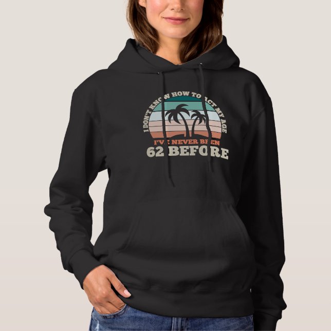 Camiseta Eu não sei como agir com meu sagrado 62º aniversár (Frente)