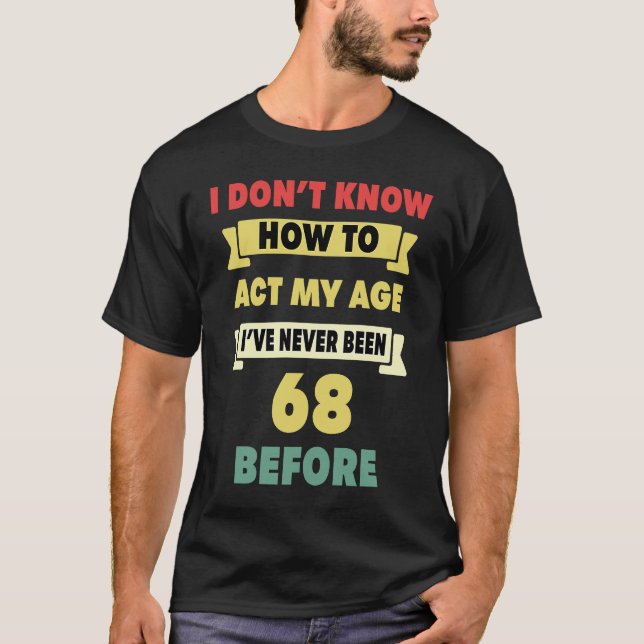 Camiseta Eu não sei como agir com meu sagrado 68º aniversár (Frente)