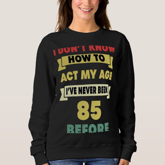 Camiseta Eu não sei como agir com o meu aniversário sarcást (Frente)