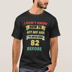 Camiseta Eu não sei como agir minha idade sarcástica 82º an