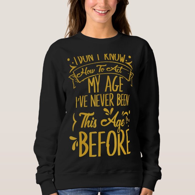 Camiseta Eu Não Sei Como Agir Na Minha Idade Nunca Fui Assi (Frente)