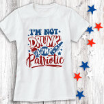 Camiseta Eu não sou Bebado eu sou Patriótico 4º de julho En<br><div class="desc">Não sou Bebado de ser Patriótico! 🍺 caso alguém pergunte, não apenas mostre sua camisa a eles! 😂 Estas camisas patrióticas engraçadas são perfeitas para a sua reunião de família militar ou para a celebração do dia 4 de julho. 🇺 🇸 ver nossa coleção de reunião militar da família, convites,...</div>