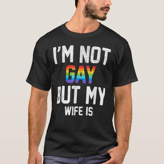 Camiseta Eu não sou Gay, mas minha esposa é um direito orgu (Frente)