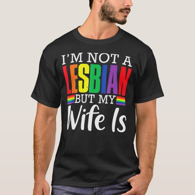 Camiseta Eu não sou lésbica, mas minha esposa é Lgbt Rainbo (Frente)