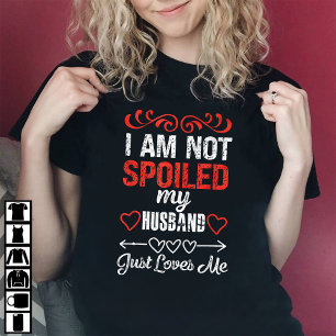 Camiseta Eu não sou mimado. Meu marido me ama.
