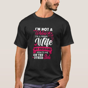 Camiseta Eu não sou uma viúva. Sou uma esposa que meu marid