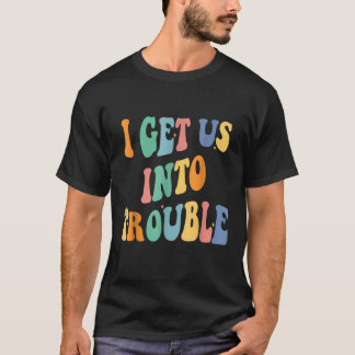 Camiseta eu nos levo para fora de problemas, combinando cas