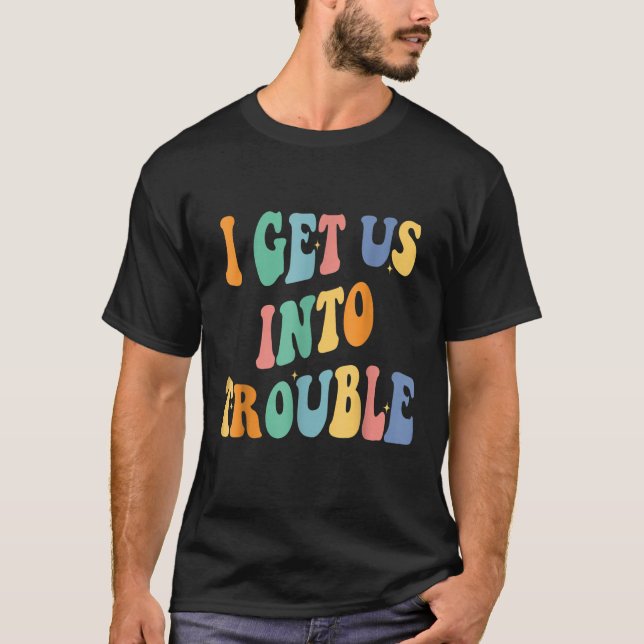 Camiseta eu nos levo para fora de problemas, combinando cas (Frente)