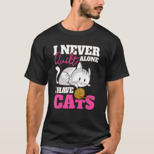 Camiseta Eu Nunca Colcho Sozinha Tenho Gatos Quilters & Cos