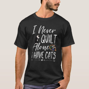 Camiseta Eu Nunca Colcho Sozinho Eu Tenho Gatos Costureiras