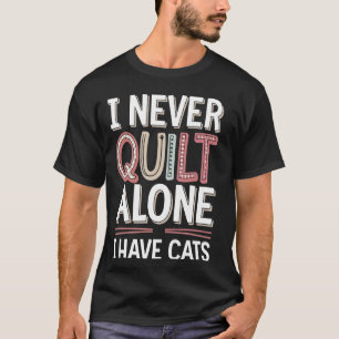 Camiseta Eu Nunca Quilto Sozinho Tenho Gatos