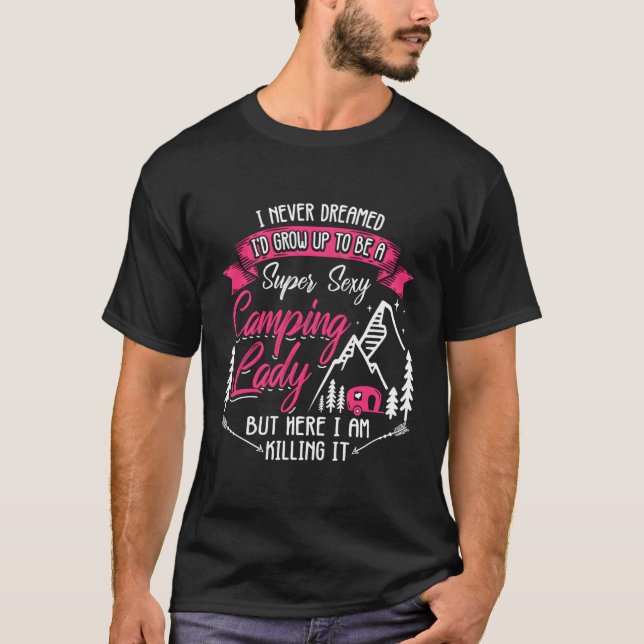 Camiseta Eu Nunca Sonhei Que Seria Uma Mulher De Acampament (Frente)
