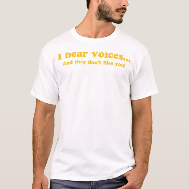 CAMISETA EU OUÇO-ME QUE AS VOZES E NÃO GOSTAM DE VOCÊ - (Frente)