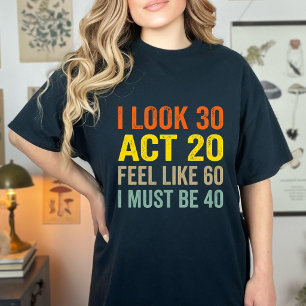 Camiseta Eu Pareço 30 Atuo 20 Sinto Como 60 Citação Engraça