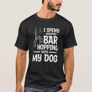 Camiseta Eu passo fins de semana pulando de bar em bar com