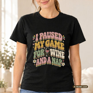 Camiseta Eu Pausar Meu Jogo por Vinho e um Cochilo Retro