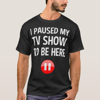Camiseta Eu Pausar Meu Programa De TV Para Estar Aqui - Ama