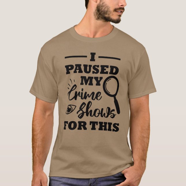 Camiseta Eu pausei meus programas criminais por causa do pr (Frente)