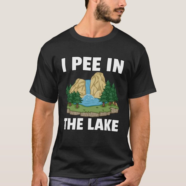 Camiseta Eu Pei Lá Fora No Lago Acampando (Frente)