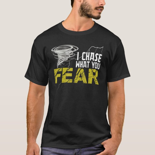 Camiseta Eu persigo o que você teme  Tornado Furacão  Caçad (Frente)